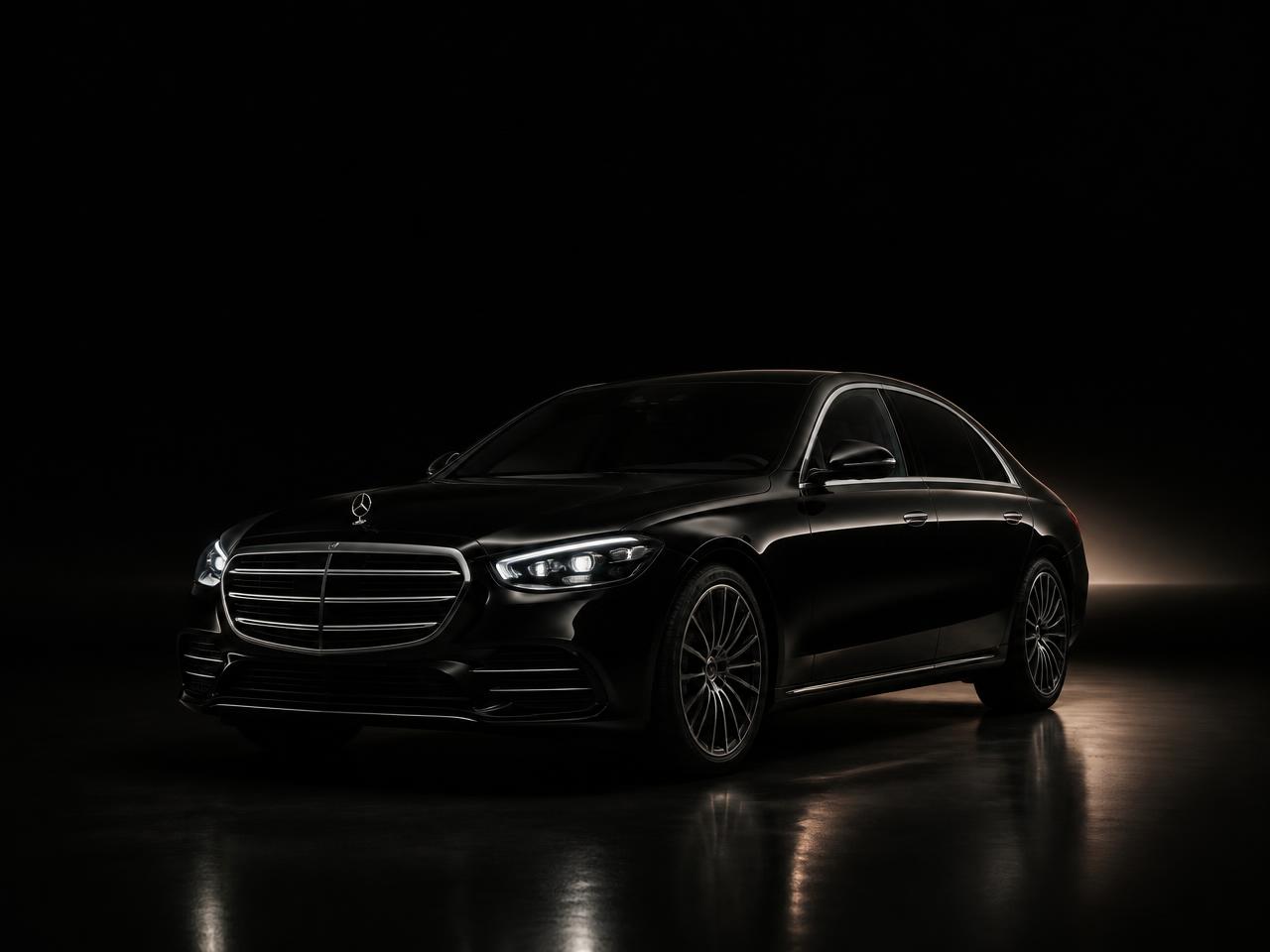 Czarny Mercedes-Benz E220d w subtelnym świetle studyjnym